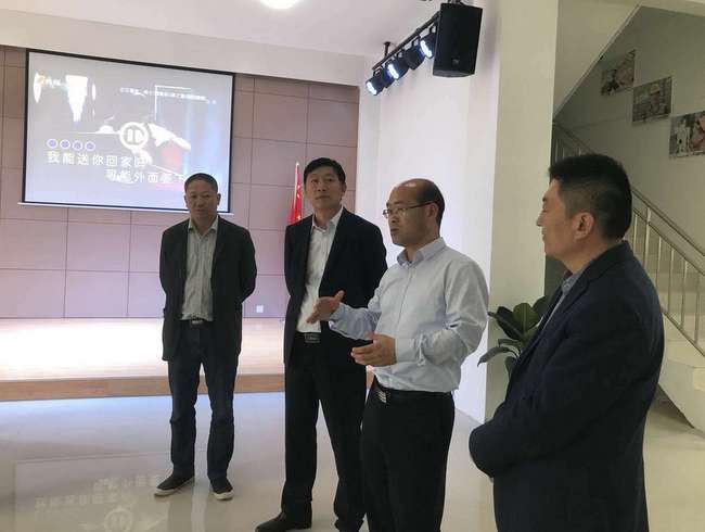 集团党委书记、董事长刘飞，现场指导“党建·家”运动中心建设.jpg