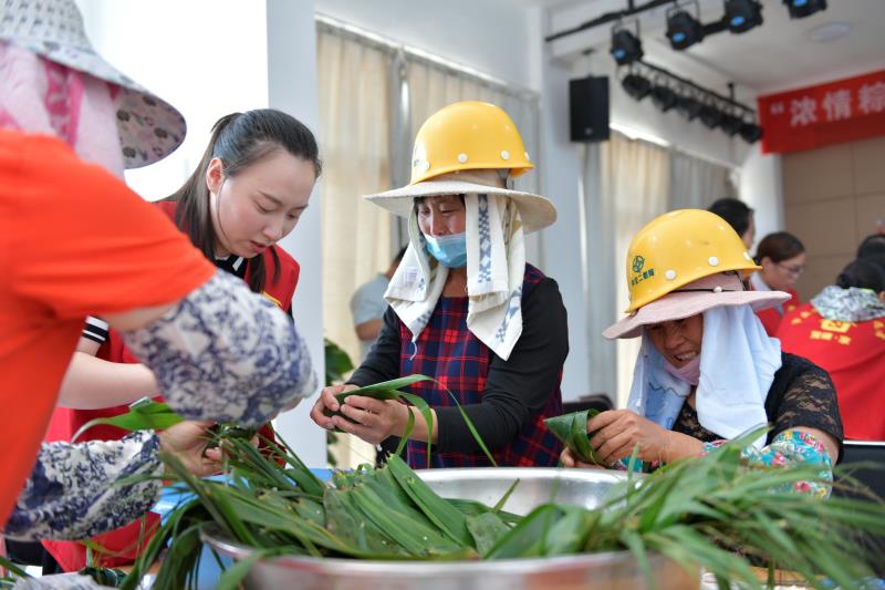 “浓情粽意，共享温暖”包粽子运动.jpg